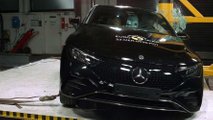 Mercedes EQE: Seitlicher Pfahlaufprall