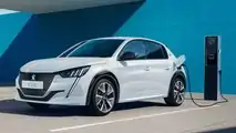 Peugeot e-208 (2023) beim Aufladen