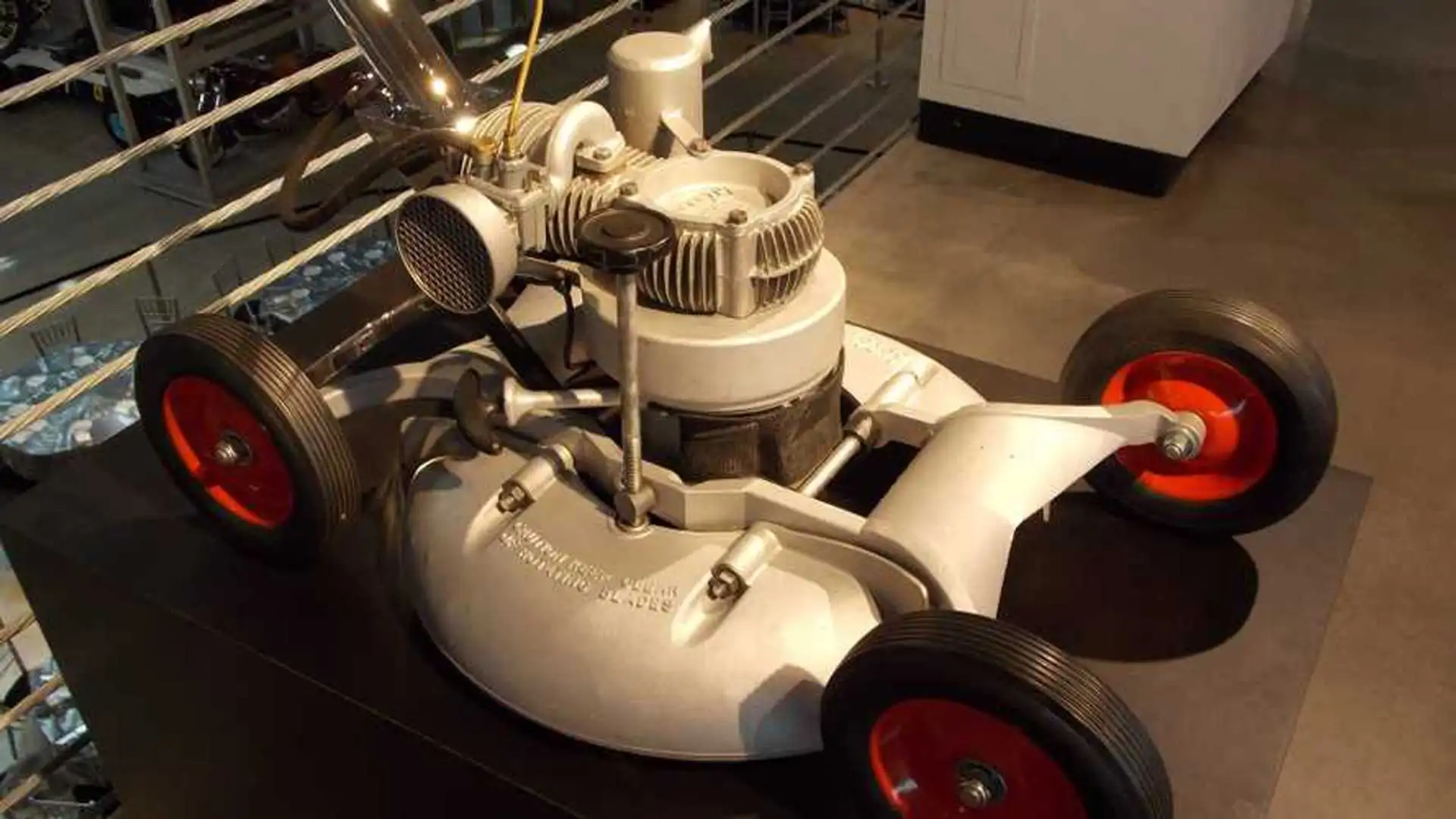 HR328 VINCENT 2シーター　VNシリーズ　　ヴィンテージスタイル UPDATE: Turns Out This Cool Vincent Lawn Mower Might Be Hot