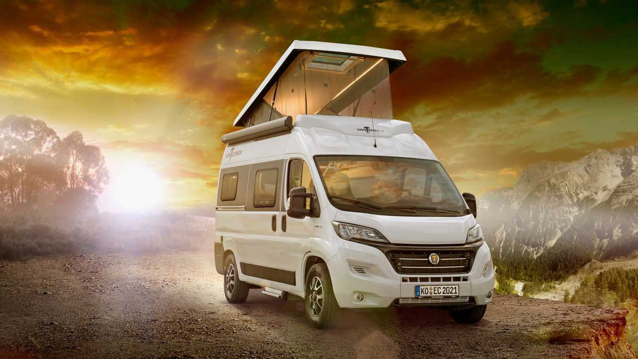 EuroCaravaning VanTourer: Wohnmobil auf Fiat-Basis mit aufgestelltem Dach