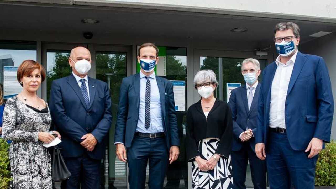 Il ministro Giancarlo Giorgetti e altri