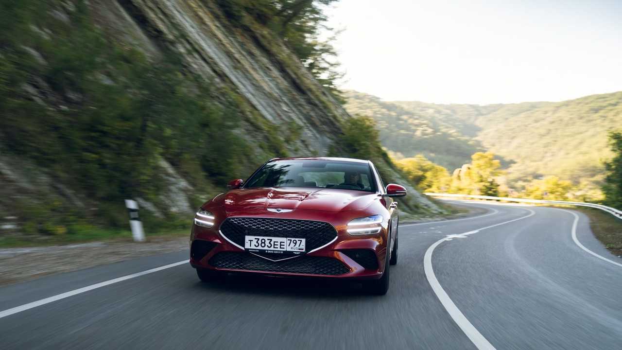 Genesis G70 на серпантине