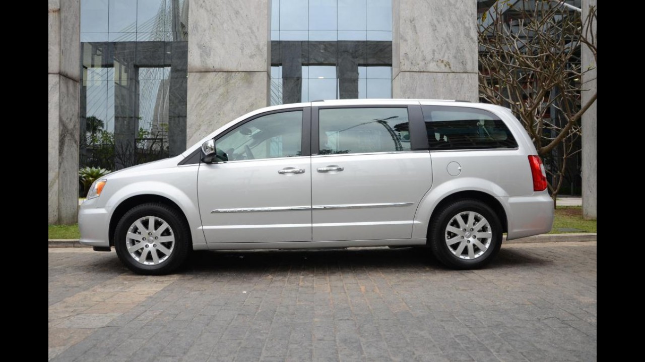 Chrysler lança Town & Country 2012 com retoque visual e novo motor V6 por R$ 173.900