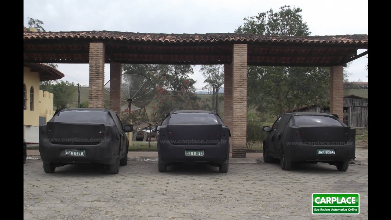 Novo Fiat Siena: Leitor flagra novo sedan camuflado - Veja fotos também do interior