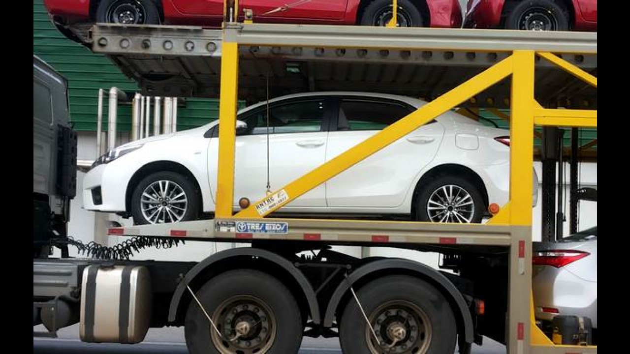 Flagra: novo Corolla já passeia de cegonha a caminho das revendas