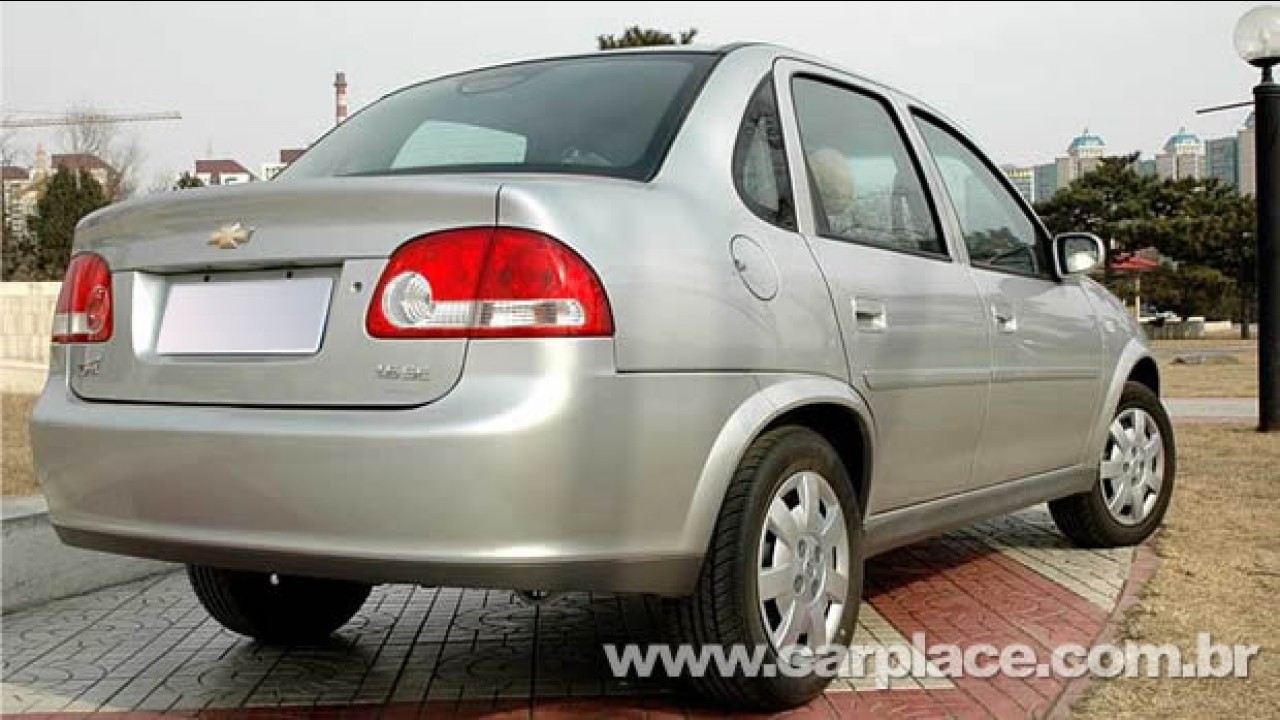 Novo Chevrolet Classic chega em 2010 - Versão atualizada é flagrada na Argentina - Veja fotos