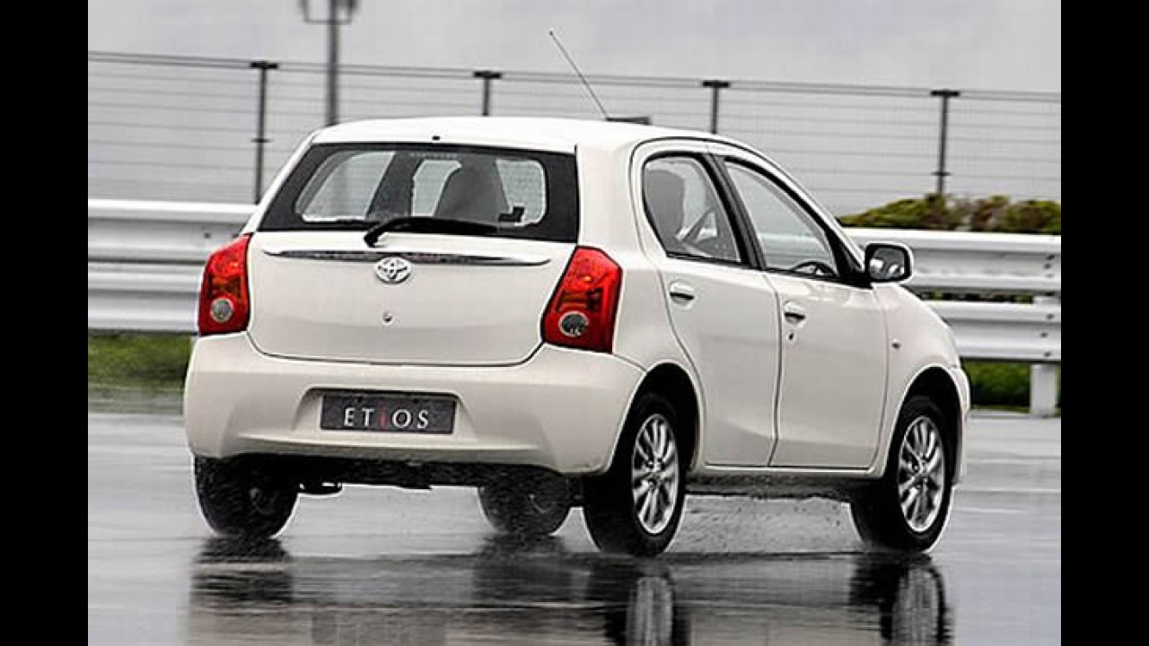 Toyota Etios Liva: Futuro hatch brasileiro é flagrado em versão definitiva na Índia