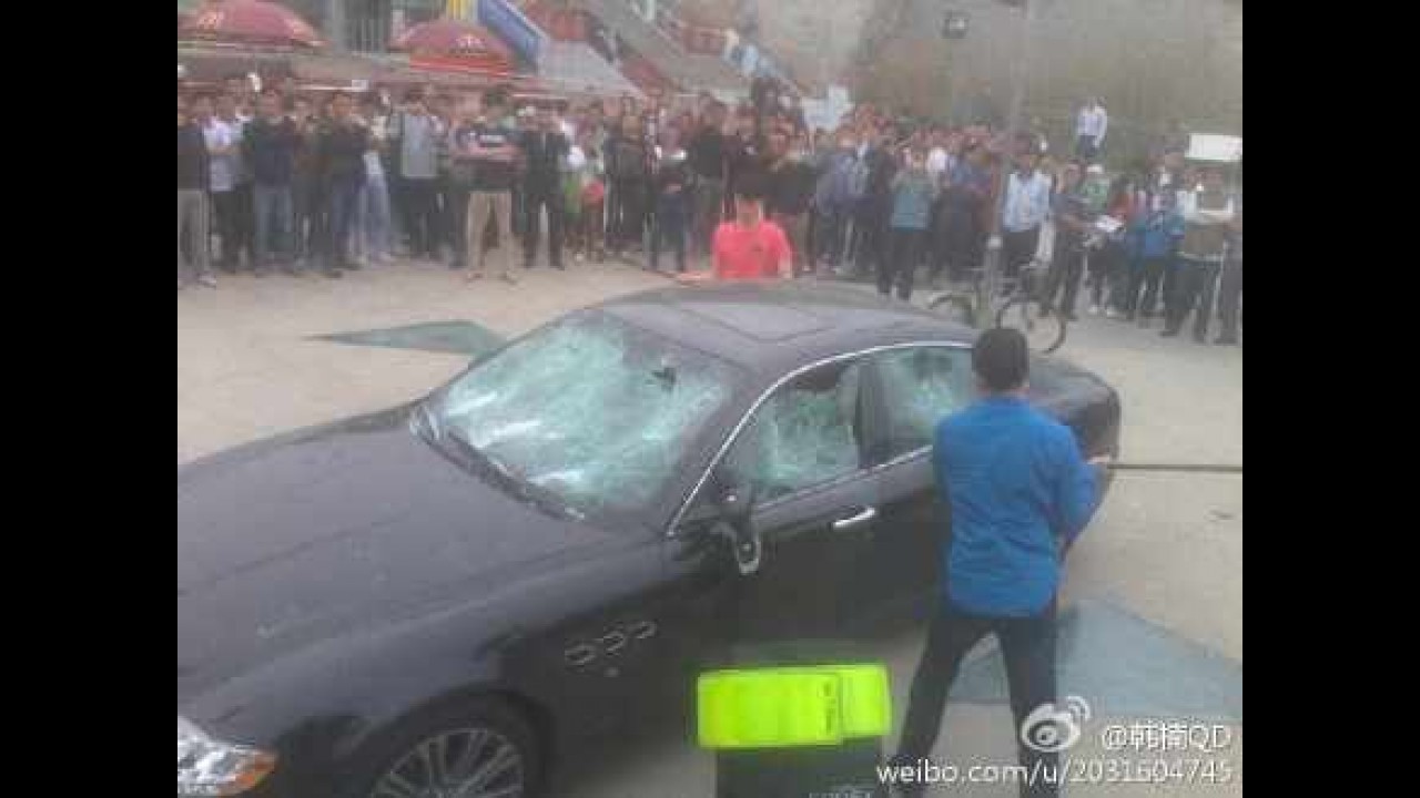 Dono destrói Maserati Quattroporte na China