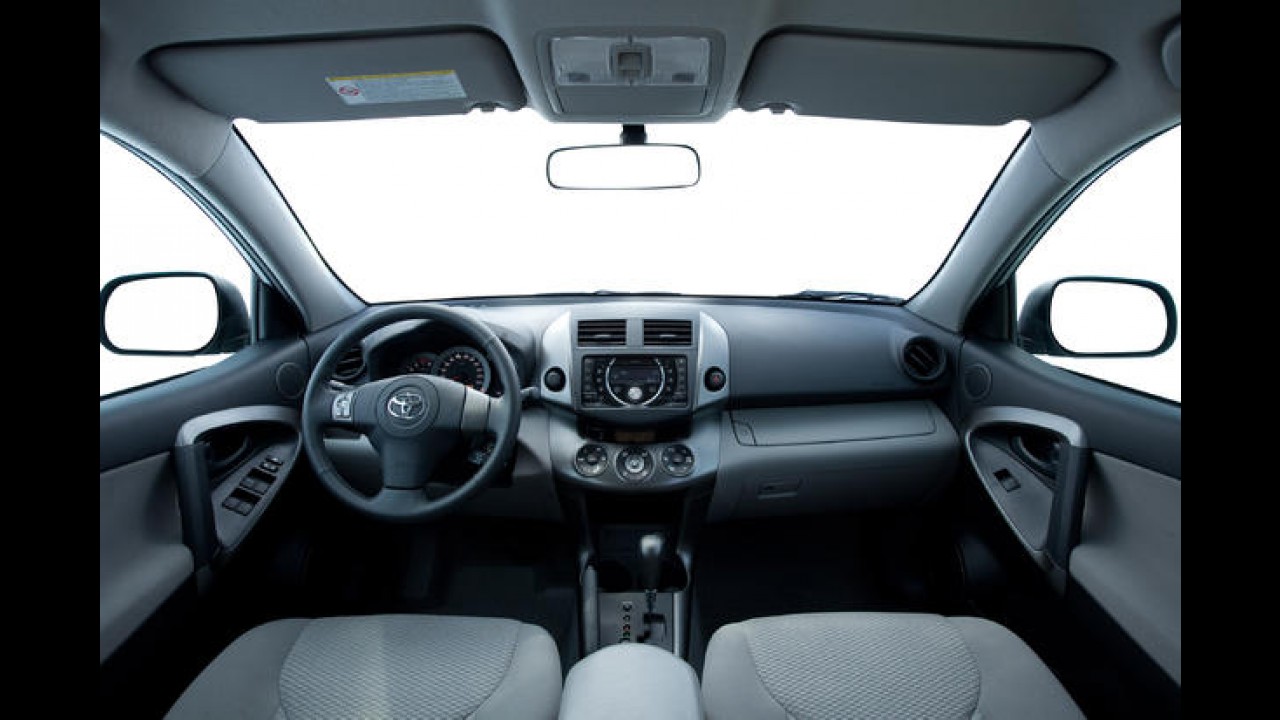 Toyota RAV4 2011 ganha nova versão 4x2 por R$ 92.500 e mais segurança na 4x4