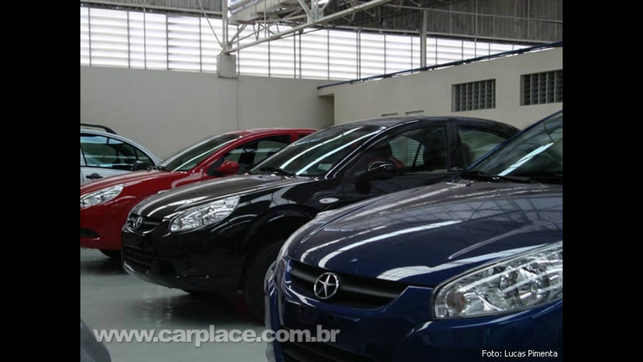 Preparando o lançamento: Novas fotos mostram os chineses JAC J3 hatch e sedan no Brasil