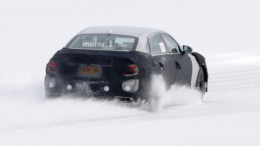 2019 Kia K900 spy photo