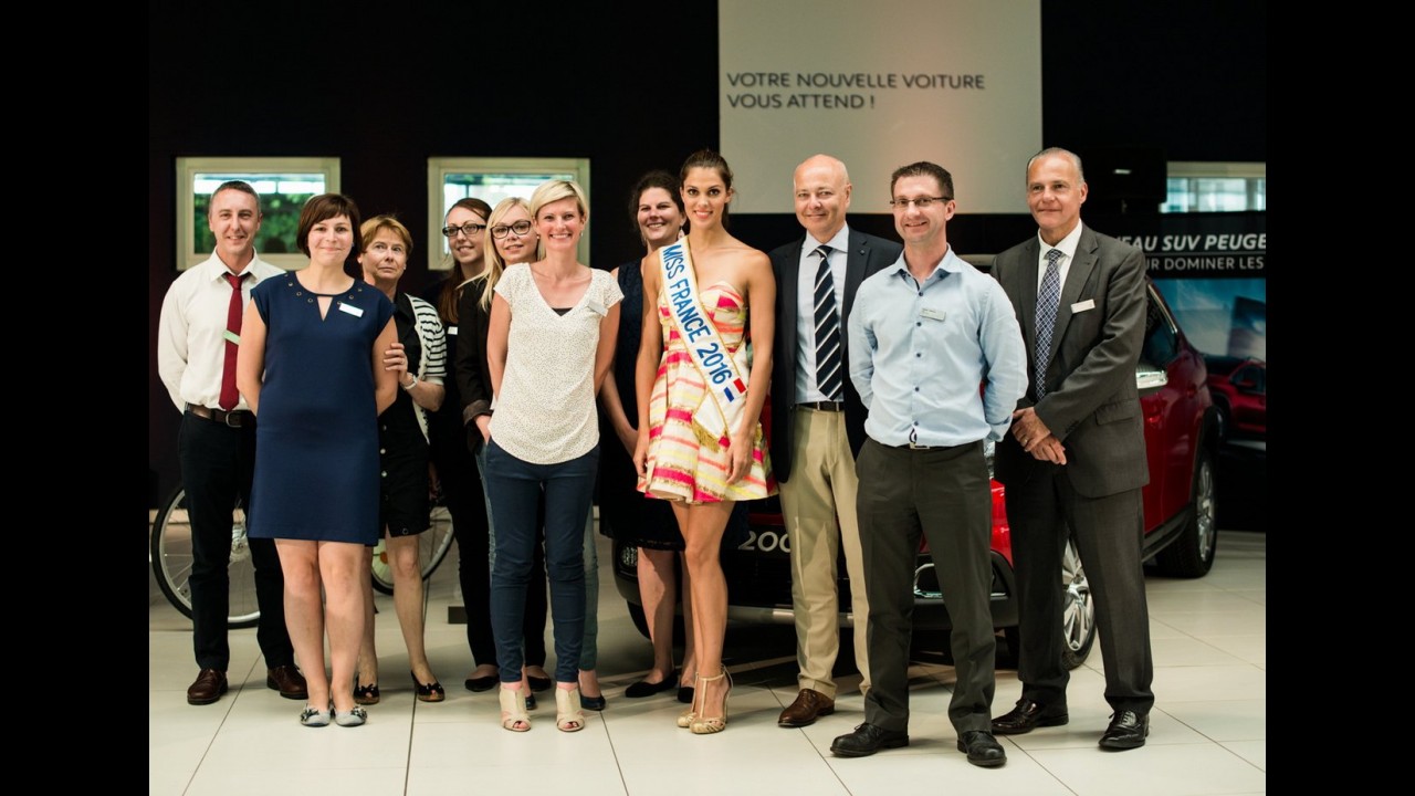 Dama de vermelho: Miss França ganha Peugeot 2008 de presente