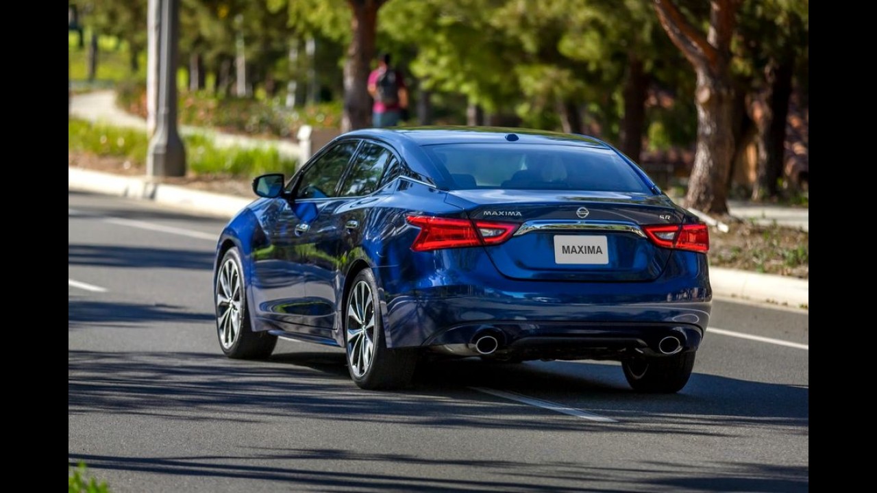 Nissan Maxima 2016 mais rápido que BMW 328i e Audi A4 na pista? - vídeo