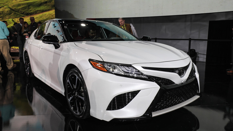 2018 Toyota Camry, agresif tasarımı ve yeni motorlarıyla tanıtıldı