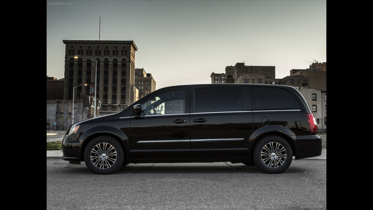 Minivans: Classe B mantém liderança em mês de queda generalizada
