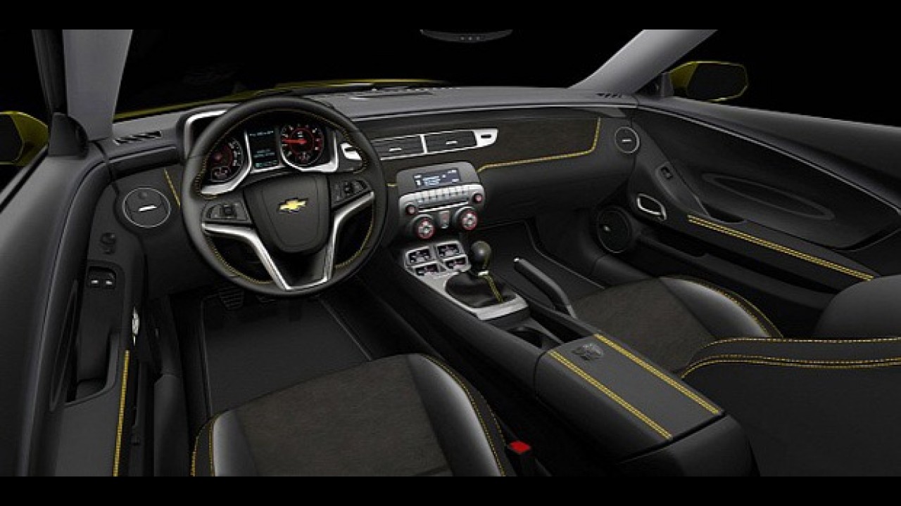 Um Chevrolet Camaro com a grife do filme Transformers