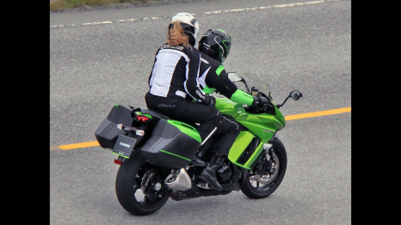 Flagra: renovada Kawasaki Z1000 SX é vista durante filmagens