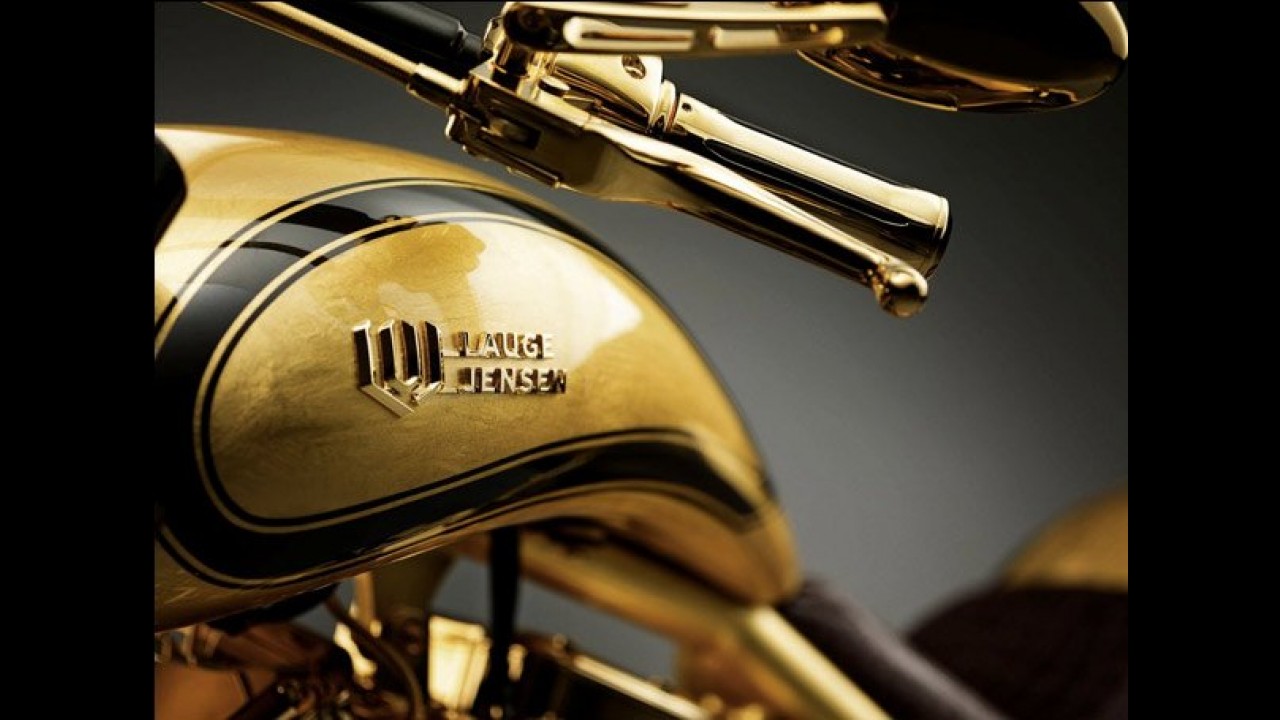 Ostentação: cliente encomenda moto folheada a ouro e com 268 diamantes