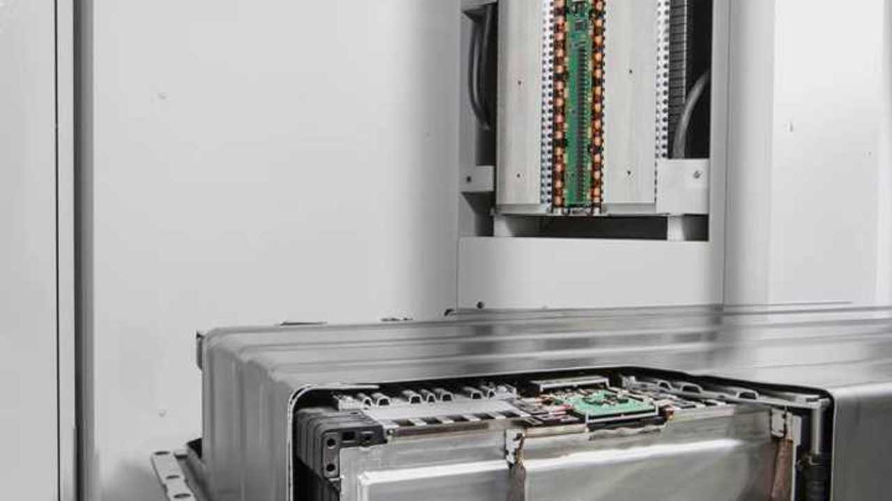 From cars to power grids: Developed for demanding service on board cars, the Mercedes-Benz energy storage units meet the very highest safety and quality standards.