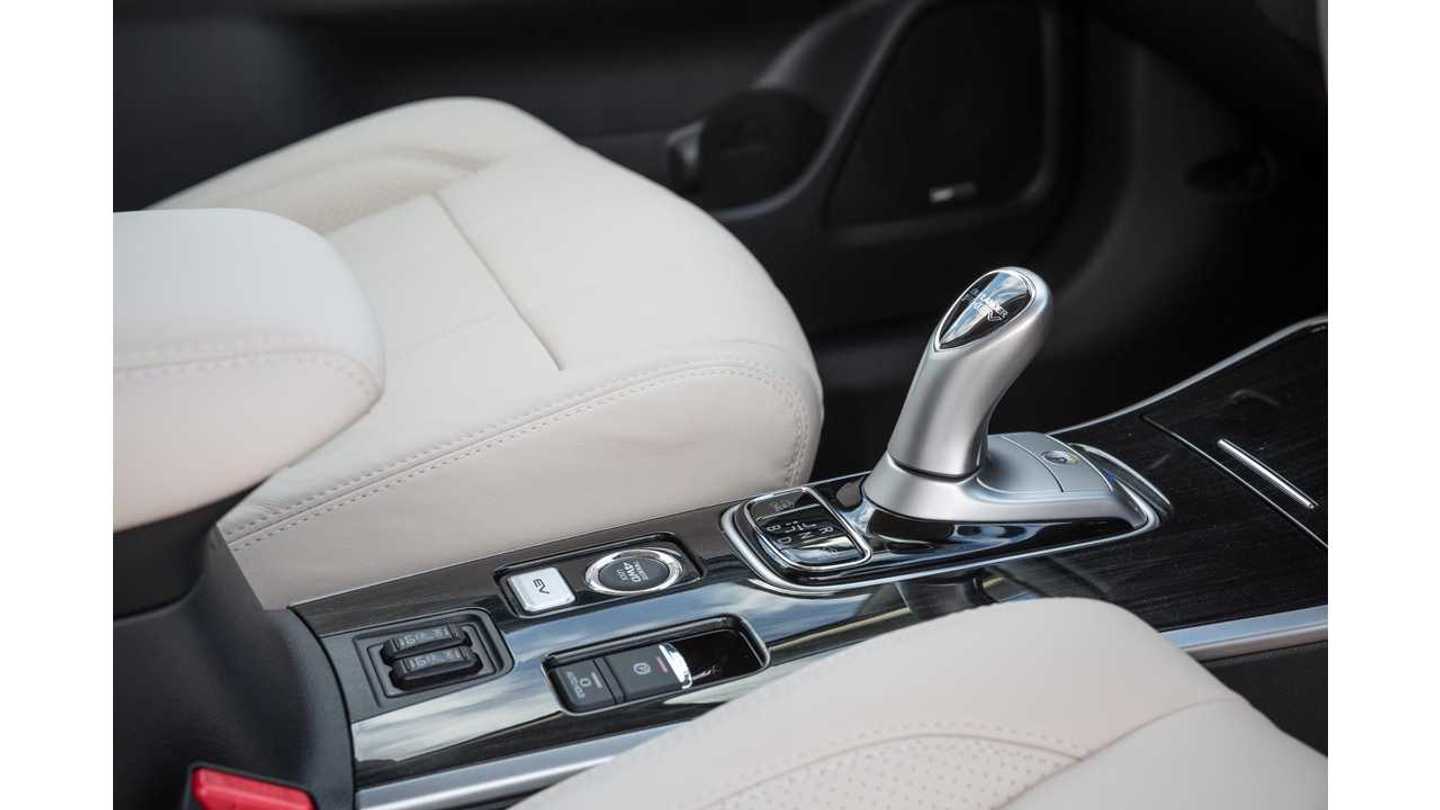 2017 Mitsubishi Outlander PHEV Gets Performance Upgrade, Slightly More