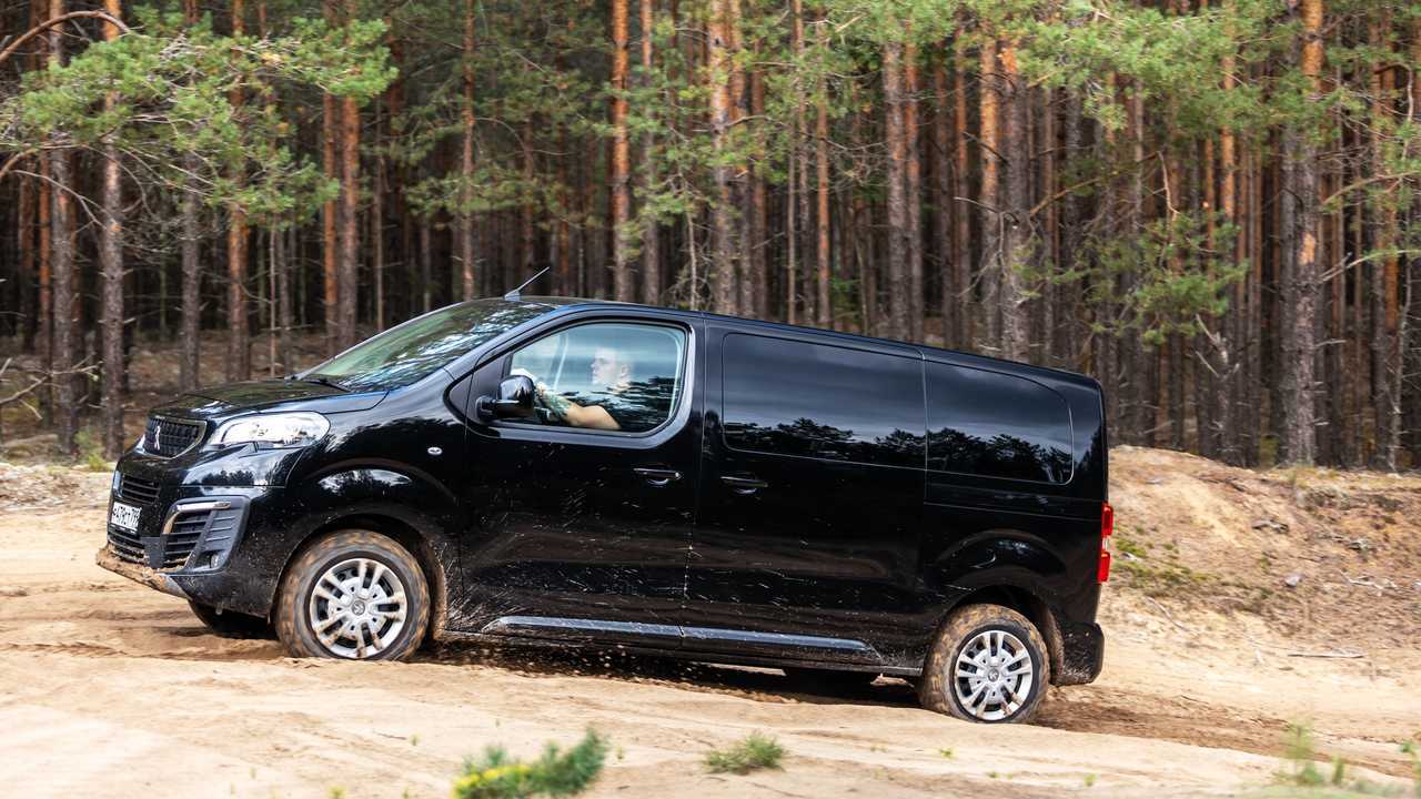 Peugeot Traveller 4x4 на бездорожье, профиль