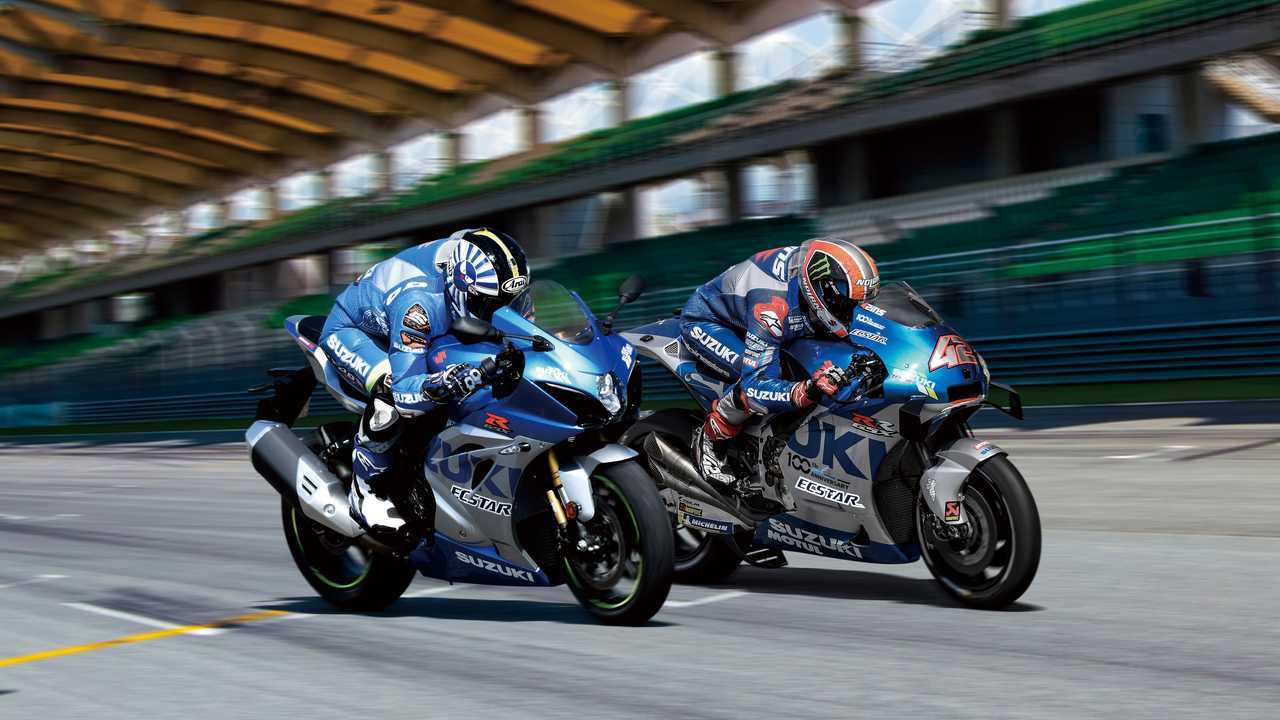 Suzuki GSX-R1000R (esq.) e a versão de pista