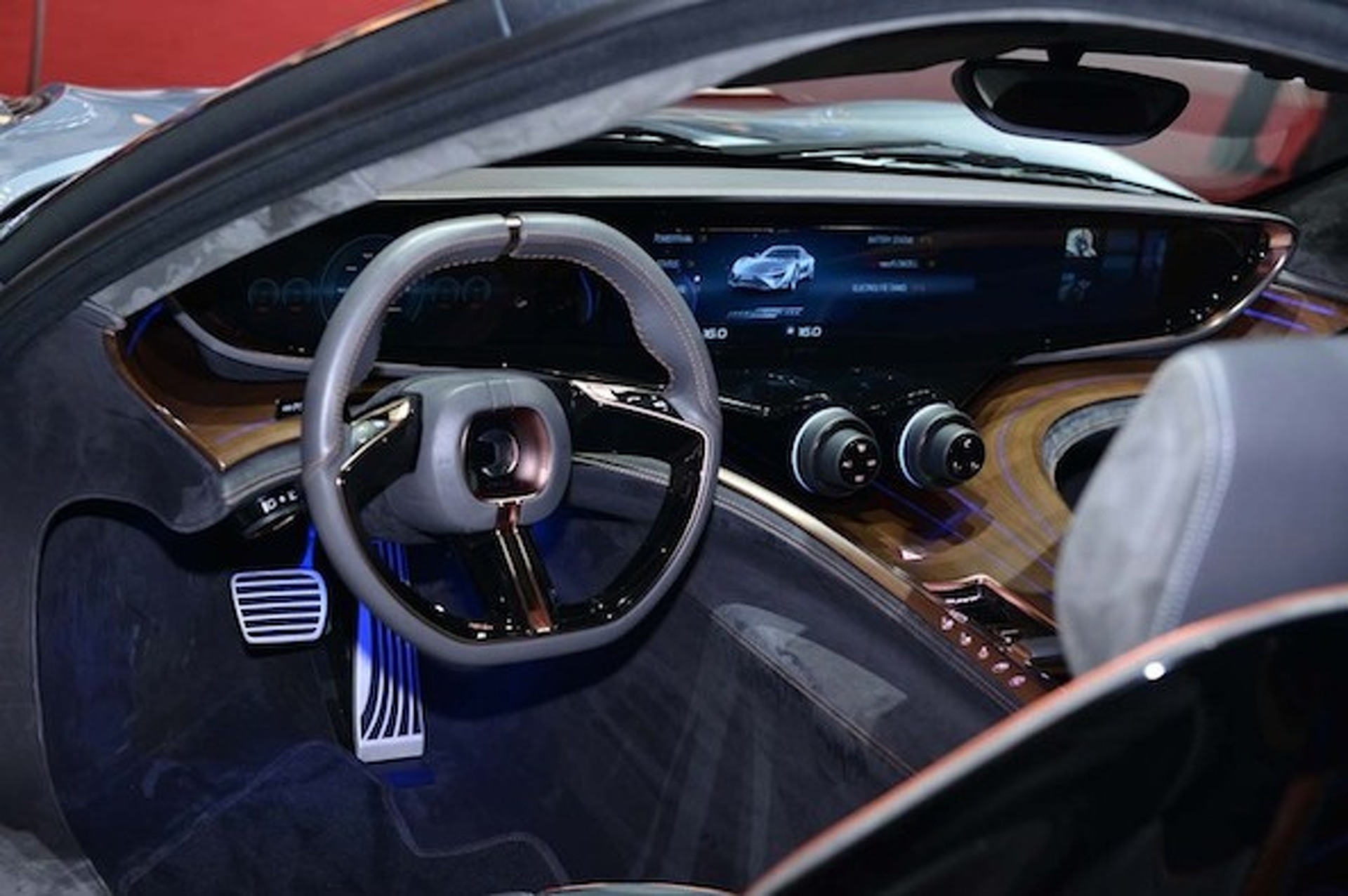 Geneva: 900HP Quant e-Limousine Showcases Advanced Flow-Cell Battery