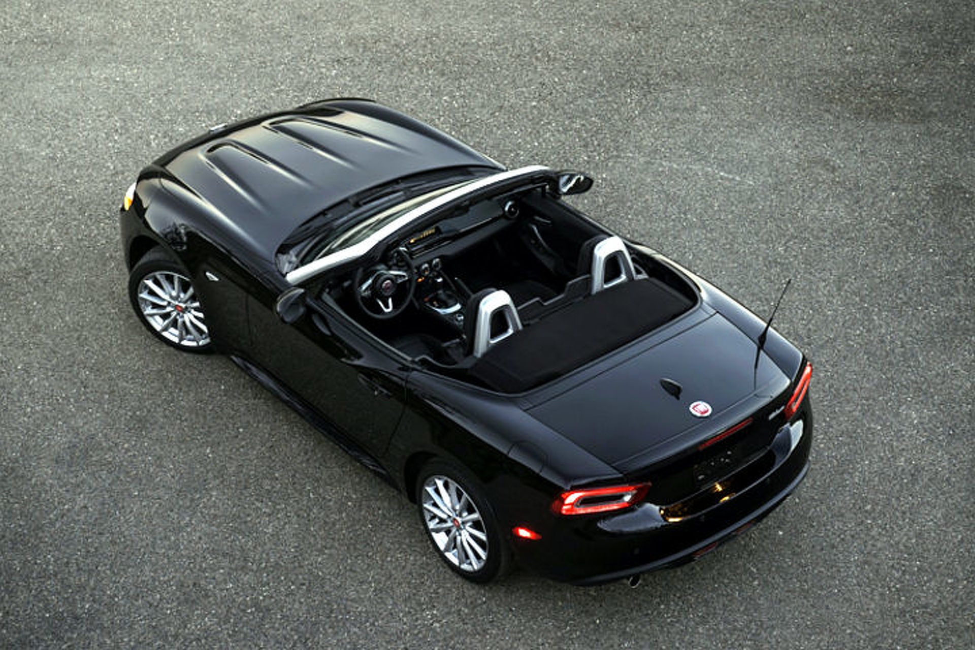 New 2017 Fiat 124 Spider is Italian for "Miata"