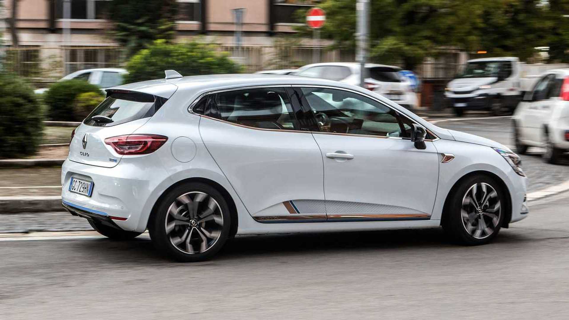 Renault Clio Hybrid, quanto consuma la piccola con 3 motori?