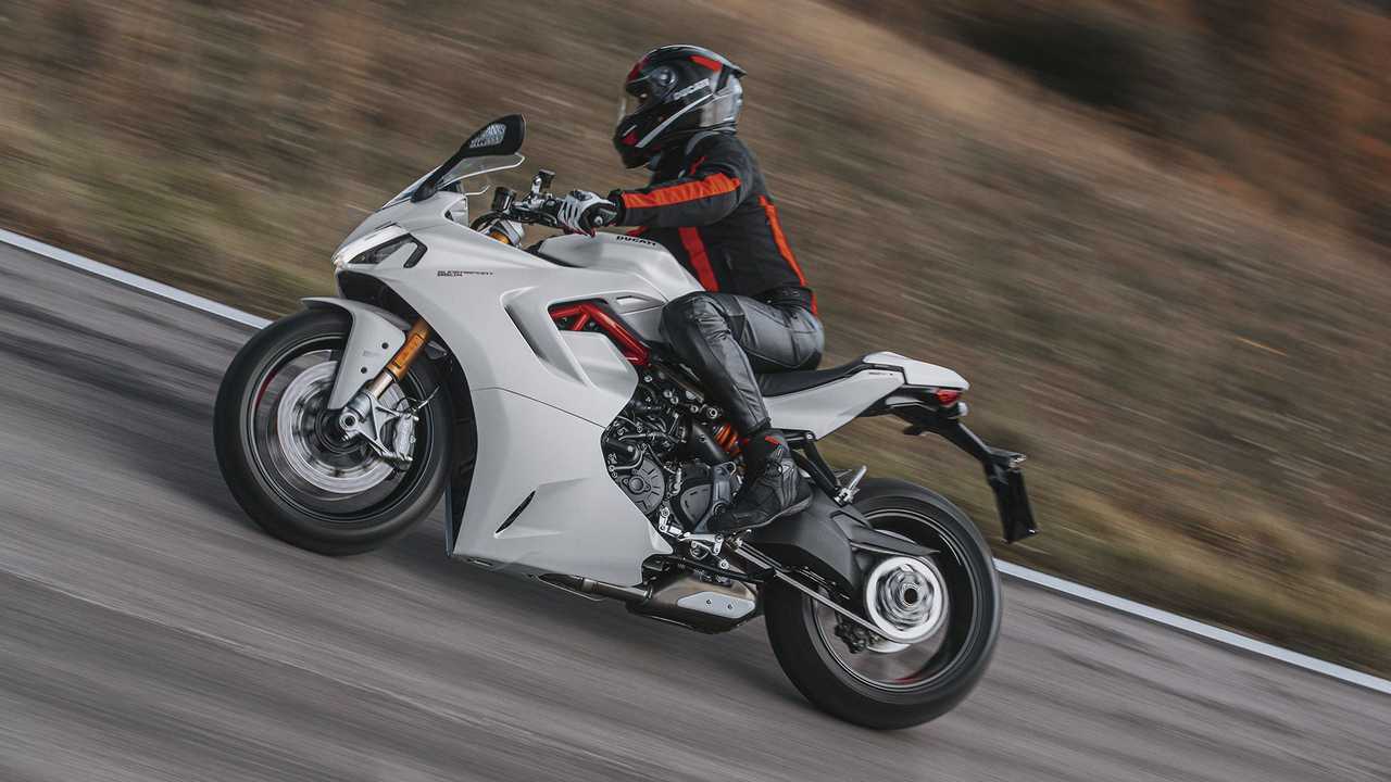 2021 Ducati SuperSport 950, Action, Left