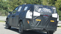 2016 / 2017 Chrysler Town & Country spy photo