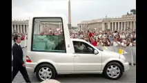 Der 2005 verstorbene Vorgänger des jetzigen Papstes auf dem Petersplatz im Papamobil auf Basis des Mercedes ML 430.