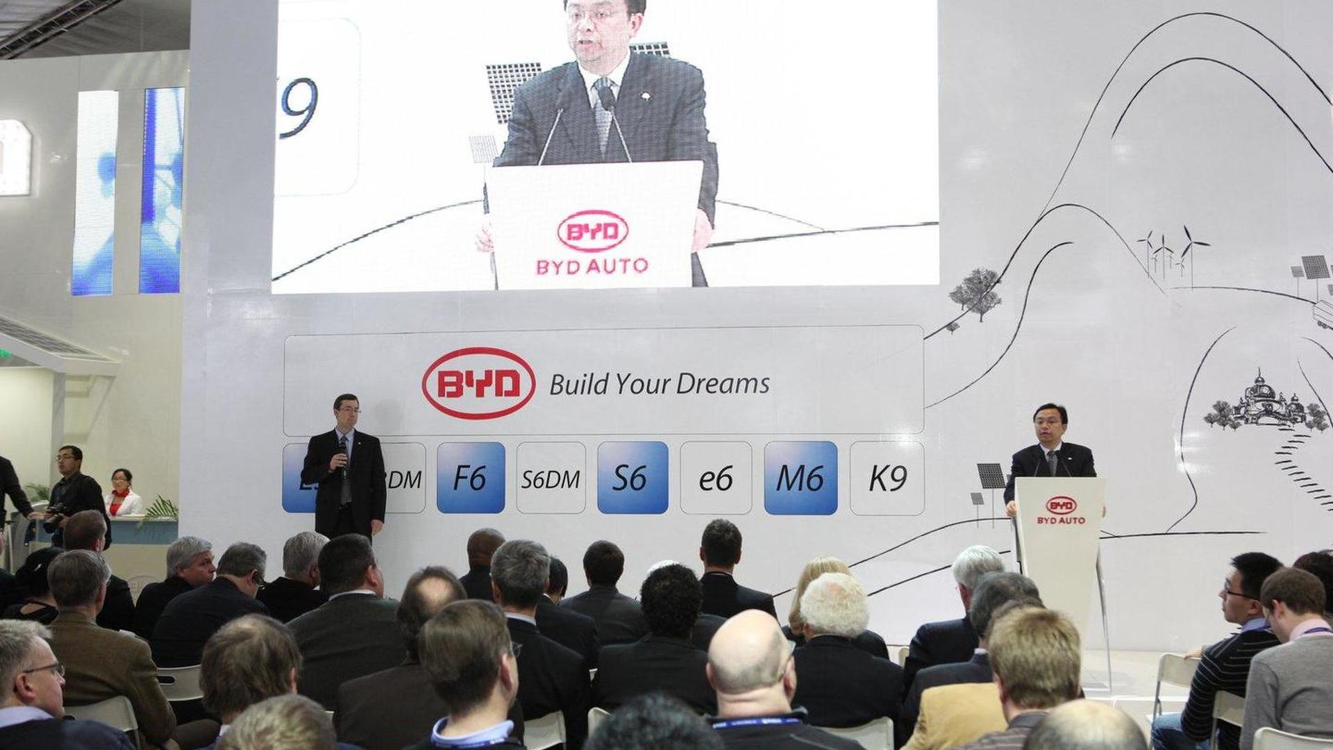 https://cdn.motor1.com/images/mgl/elLEp/s6/2011-220183-byd-press-conference-in-detroit-10-01-20111.jpg