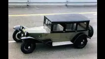 Das Konzept des VR-Motors stammte aber von Lancia. Der erste Serienwagen mit VR-Motor war der Lancia Lambda von 1922