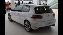 Zur Austattung gehören eine weiße Metallic-Lackierung, 18-Zoll-Alus und Sportsitze in neuem Design