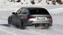 BMW M3 Touring (2023) auf Schnee im Valle d'Aosta