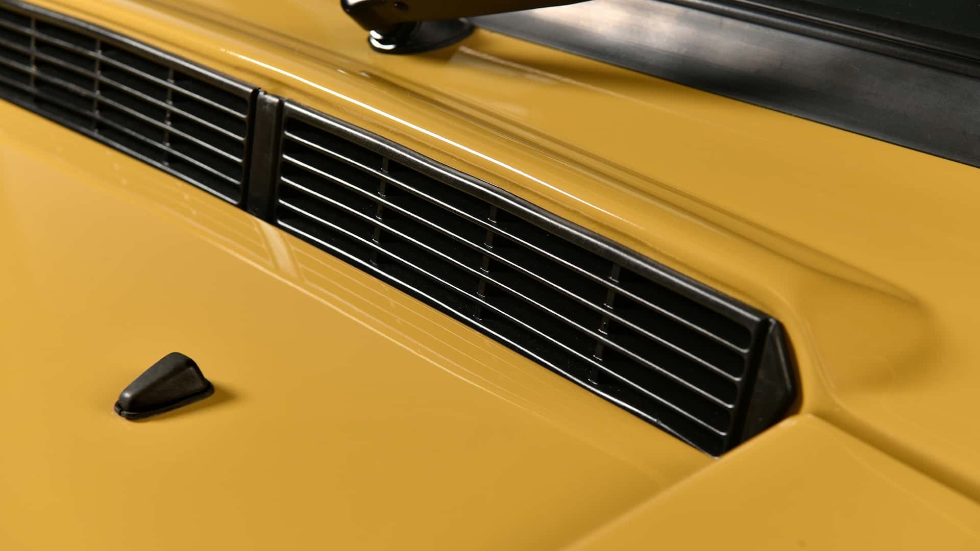https://cdn.motor1.com/images/mgl/eo73qM/s1/twisted-range-rover-classic-restomod-review.jpg