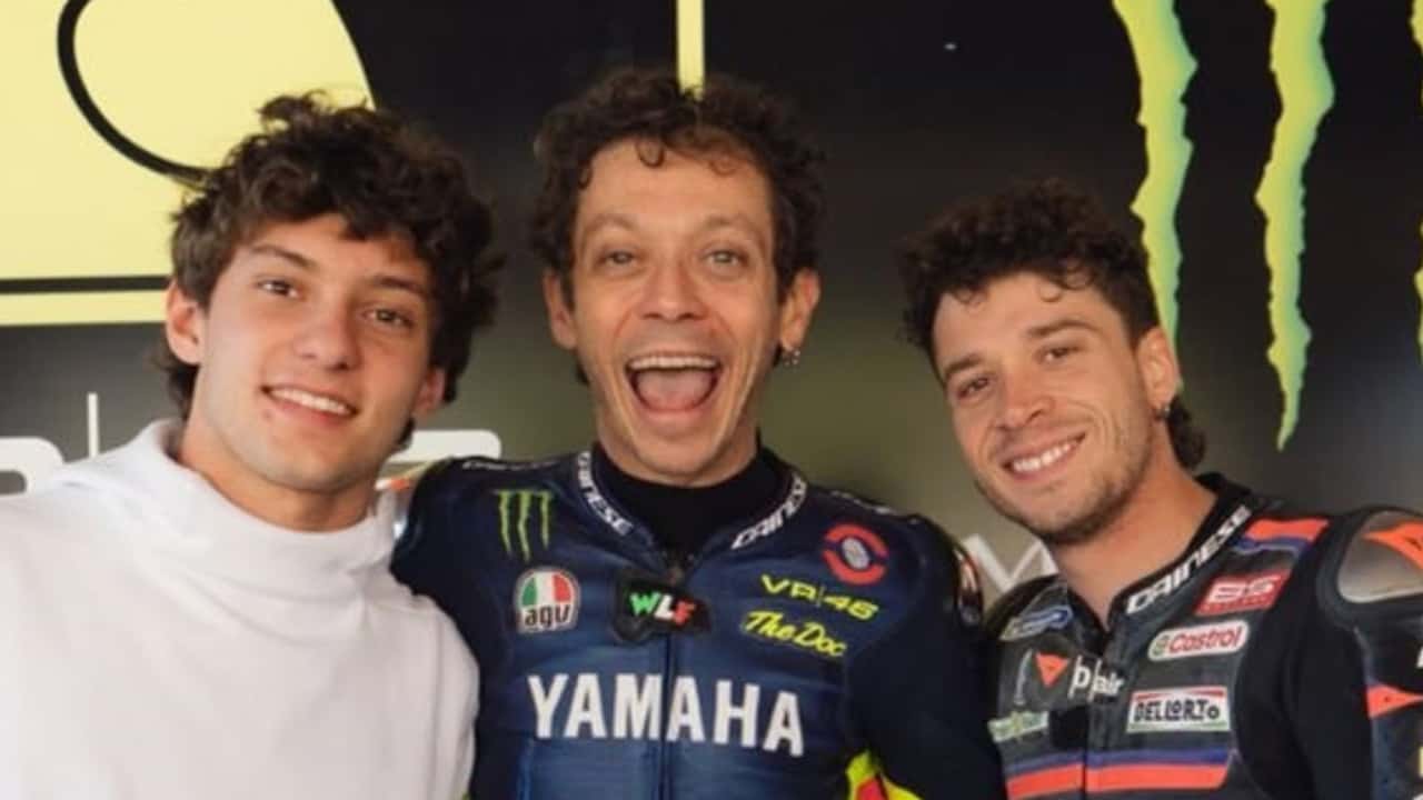 Кими Антонелли гоняет как сумасшедший на мотоцикле, сражаясь с чемпионом MotoGP