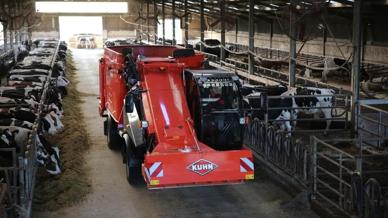 il-carro-miscelatore-semovente-che-taglia-passaggi-in-stalla
