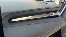 MG4 EV Urban (2026): faixa elegante e costuras duplas na frente do banco do passageiro 