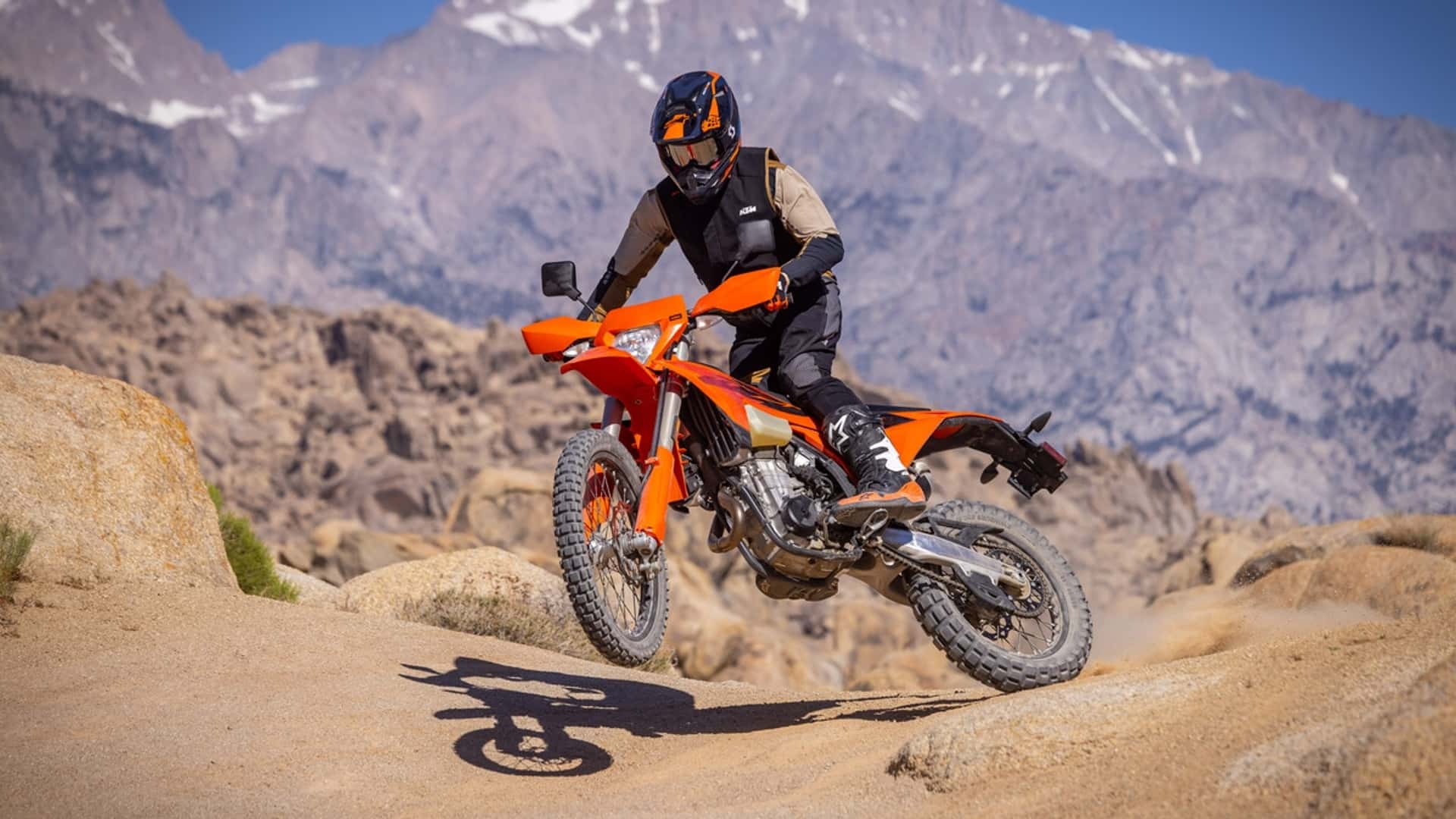 KTM представила новые мотоциклы класса Dual Sport. Но по сути это гоночные байки с номерными знаками — фото 4