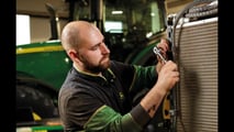 Funzionamento, limiti e criteri di scelta di ventole reversibili e sistemi autopulenti per il radiatore del trattore
