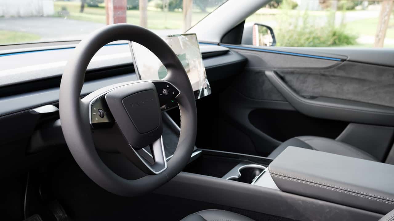 Tesla Model 3 ponovno uvaja smerne ročice in predstavlja Model Y L s šestimi sedeži