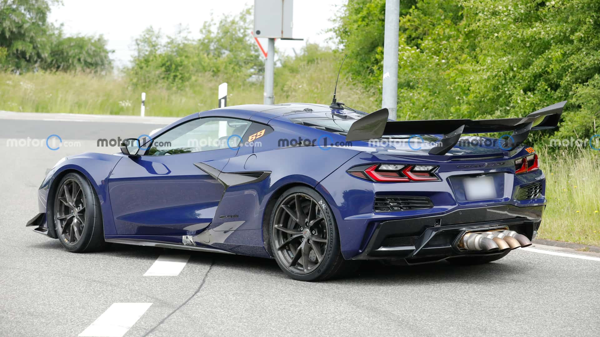 https://cdn.motor1.com/images/mgl/eoBZN6/s1/2026-chevrolet-c8-corvette-zora-spy-shots-undisguised-exterior-11.jpg