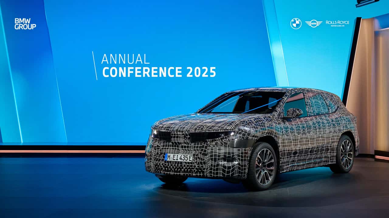 Getarnter BMW iX3 auf der Jahrespressekonferenz von BMW