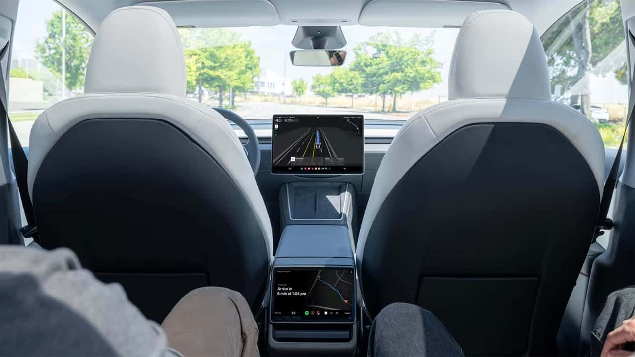 Bild vom Cockpit eines autonom fahrenden Tesla