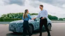 Getarnter Mercedes GLC EQ: Mercedes-Chef Ola Källenius mit Moderatorin Sarah Harman