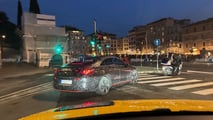 Neuer Mercedes CLA zeigt sich im Stadtverkehr von Rom