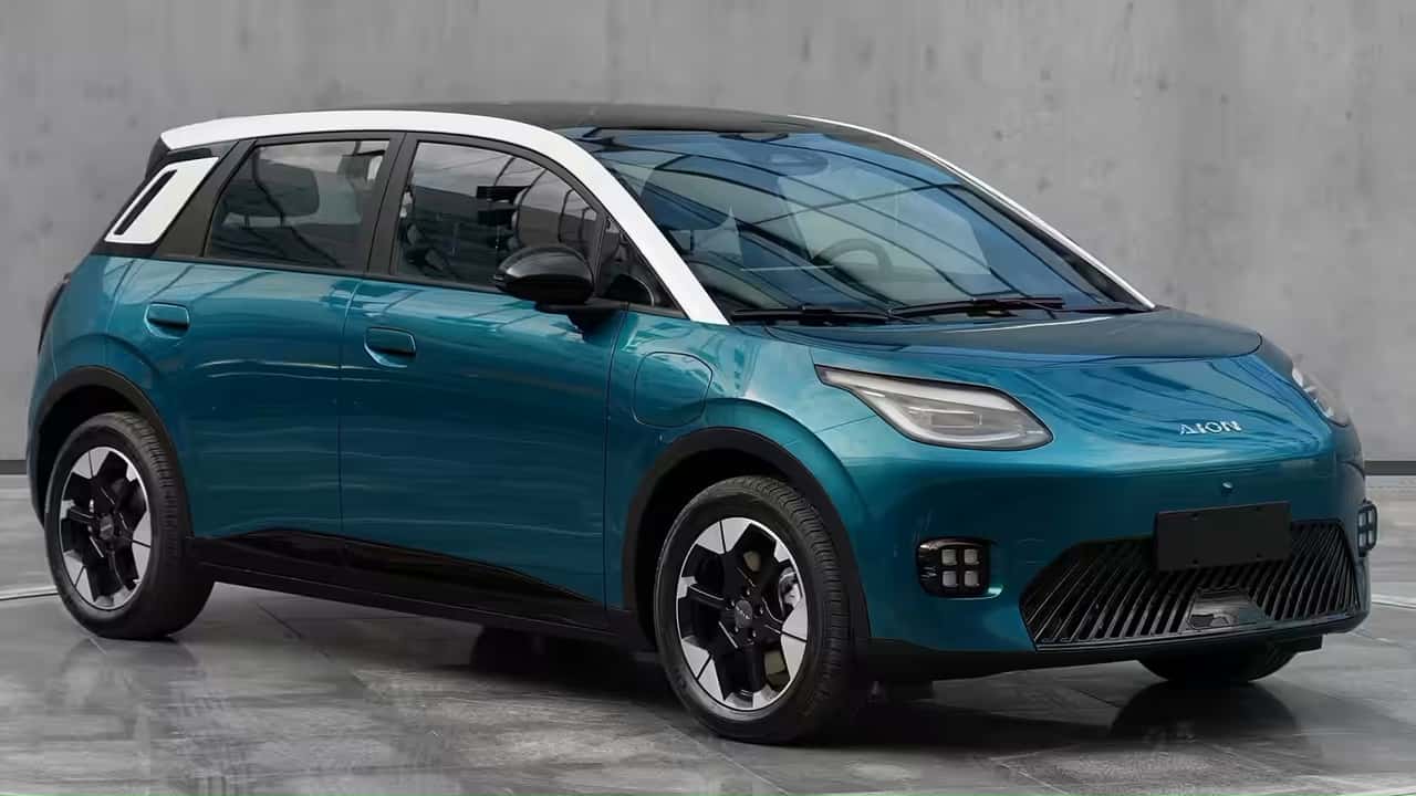 GAC Aion UT em foto de divulgação no exterior