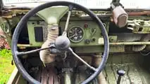 Der Innenraum ist sehr einfach, typisch für Militärfahrzeuge